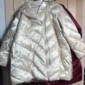 Ava And Viv white puffer with satin like finish 1X new